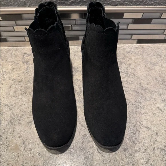 Sketchers Air-Cooled Memory Foam Black Suede Scallop Detail Ankle Boots Size 8.5 - Picture 3 of 7